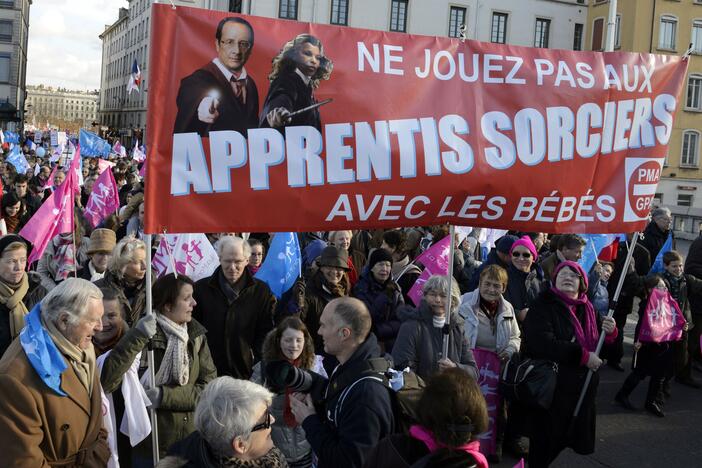 Daugiau kaip 100 tūkst. konservatyvių pažiūrų prancūzų sekmadienį žygiavo Paryžiaus ir Liono gatvėmis kaltindami prezidento F.Hollande'o vyriausybę „šeimos fobija“