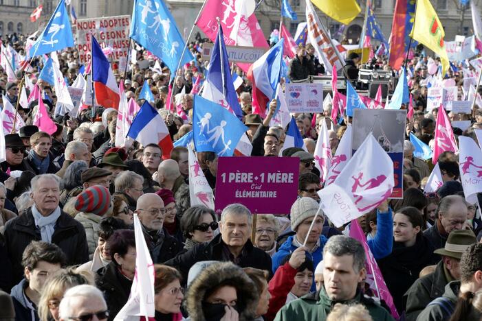 Daugiau kaip 100 tūkst. konservatyvių pažiūrų prancūzų sekmadienį žygiavo Paryžiaus ir Liono gatvėmis kaltindami prezidento F.Hollande'o vyriausybę „šeimos fobija“