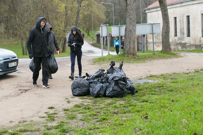 Kariškiai ir policininkai tvarkė Pažaislio aplinką