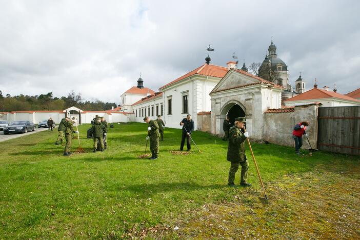 Kariškiai ir policininkai tvarkė Pažaislio aplinką