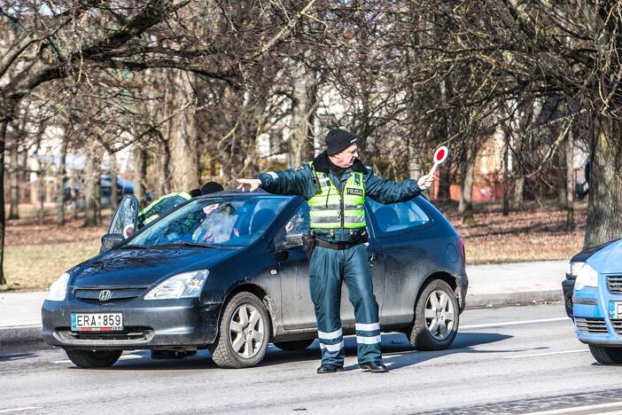 Policija vairuotojoms dalino gėlės