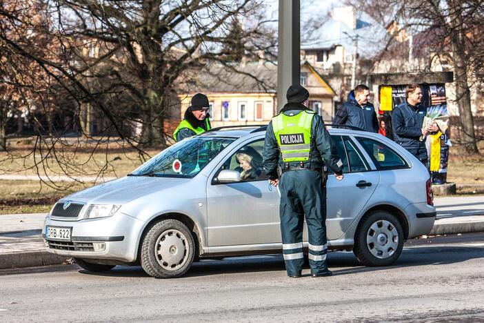 Policija vairuotojoms dalino gėlės