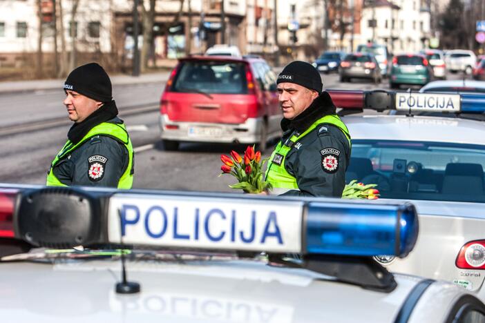 Policija vairuotojoms dalino gėlės