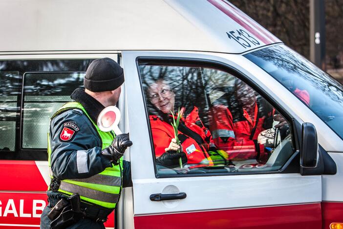 Policija vairuotojoms dalino gėlės