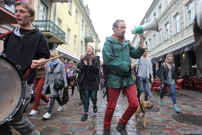 Protestivalio dalyviai okupuoja Miesto sodą