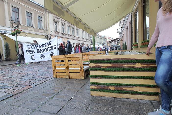 Protestivalio dalyviai okupuoja Miesto sodą