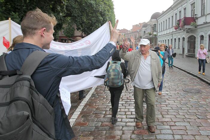 Protestivalio dalyviai okupuoja Miesto sodą