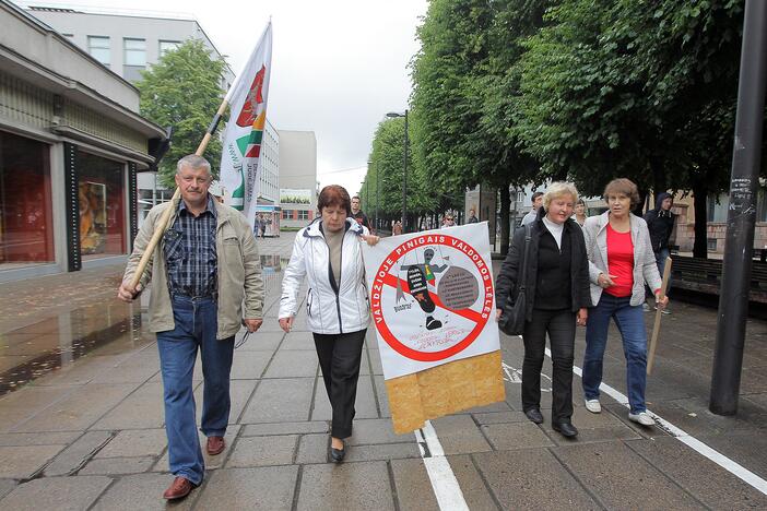 Protestivalio dalyviai okupuoja Miesto sodą