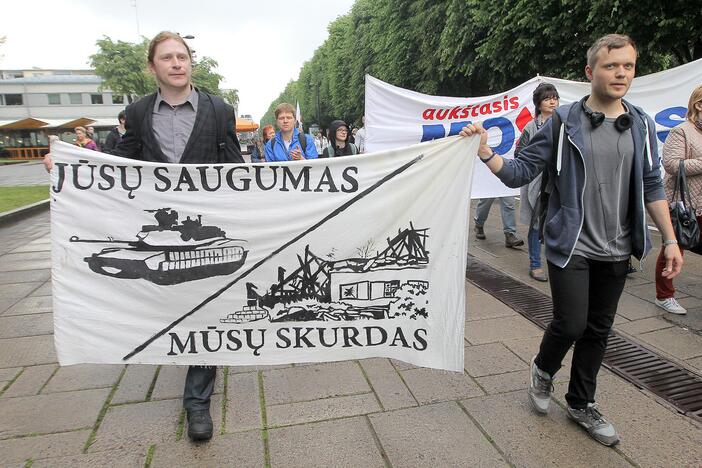 Protestivalio dalyviai okupuoja Miesto sodą