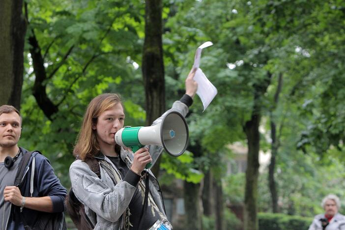 Protestivalio dalyviai okupuoja Miesto sodą