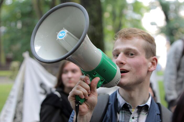 Protestivalio dalyviai okupuoja Miesto sodą