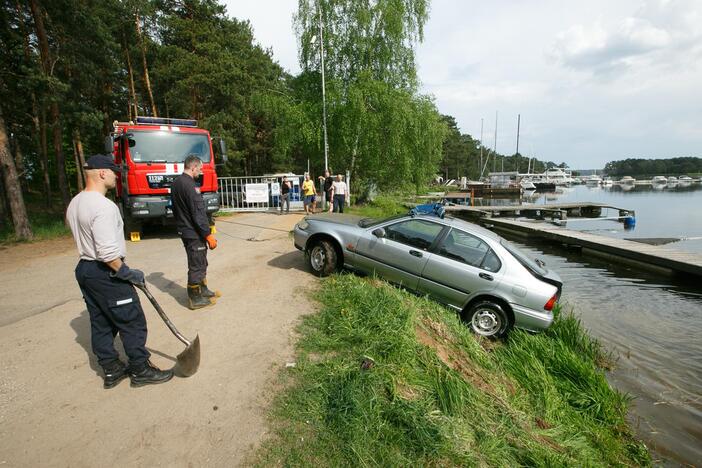 Automobilio traukimas iš Kauno marių