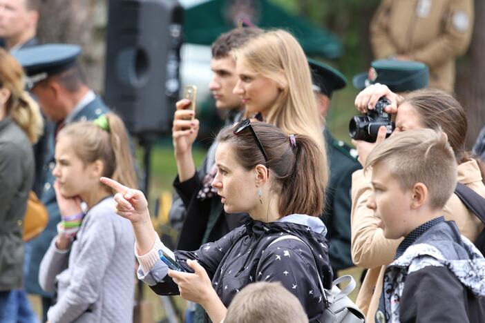 Skulptūra pagerbti žuvę tarnybiniai šunys