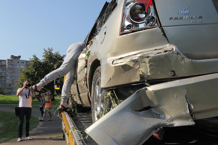 Nuo skardžio nulėkė automobilis