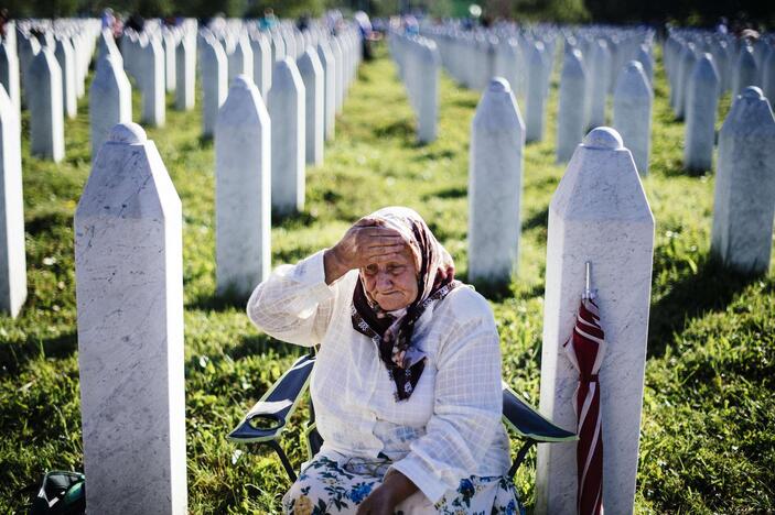 Srebrenicos metinėse Serbijos premjeras apmėtytas akmenimis