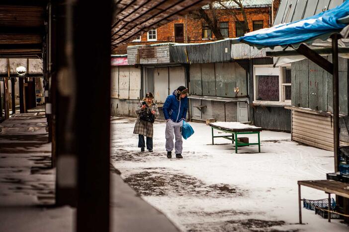 Žvarbus oras išretino turgaus prekiautojų gretas