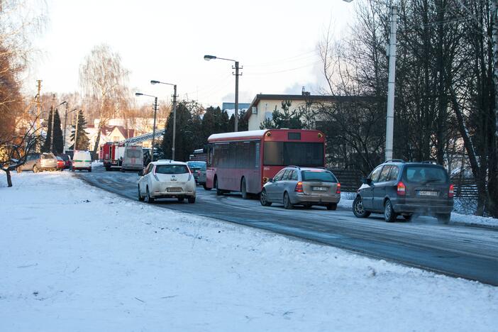 Marių g. užsiliepsnojo dviaukštis namas