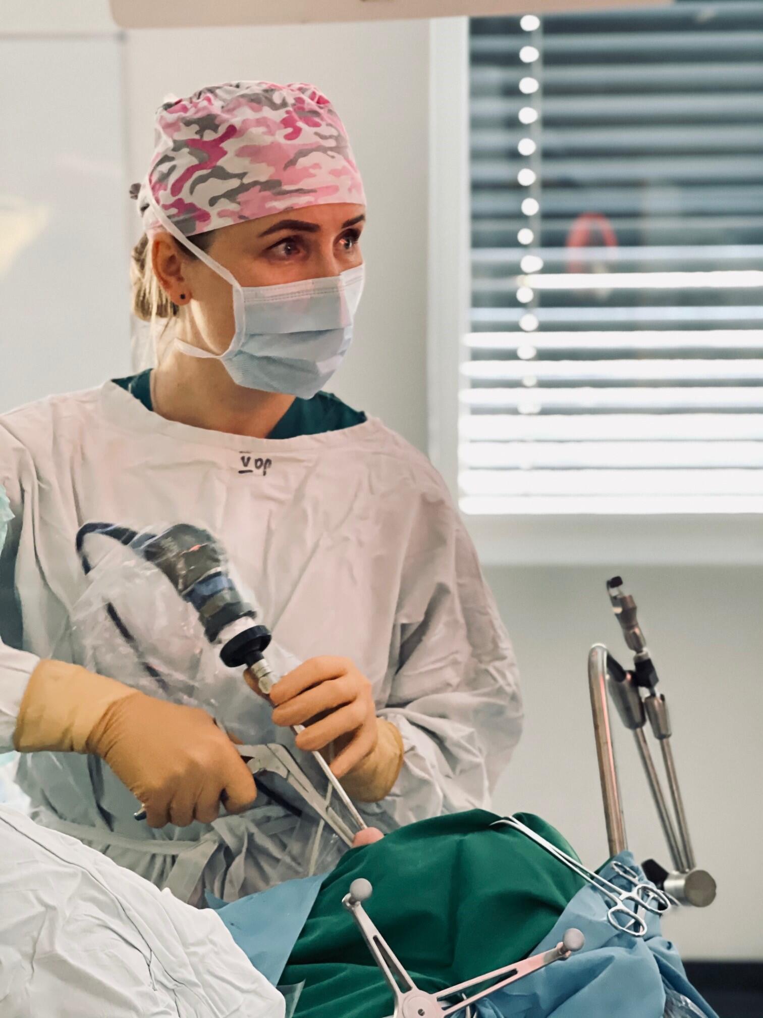 Gyd. Donata Šukytė-Raubė operacijos metu.