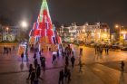 Vilniaus siurrealistinė Kalėdų eglė neatsigina dėmesio ir po įžiebimo Vilniaus siurrealistinė Kalėdų eglė neatsigina dėmesio ir po įžiebimo