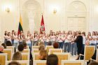 Prezidentas apdovanojo Konstitucijos egzamino nugalėtojus Prezidentas apdovanojo Konstitucijos egzamino nugalėtojus