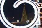 Šalčininkuose įžiebtą Kalėdų eglę puošia net 1100 burbulų Šalčininkuose įžiebtą Kalėdų eglę puošia net 1100 burbulų