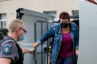 Mįslingos mirtys Aleksote nuo alkoholio surogato: įtariamoji atvesta į teismą Mįslingos mirtys Aleksote nuo alkoholio surogato: įtariamoji atvesta į teismą