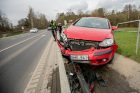 Kaune ant atitvaro pavojingai pakibo moters vairuojamas „Volkswagen“ Kaune ant atitvaro pavojingai pakibo moters vairuojamas „Volkswagen“