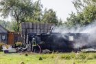 Girininkuose atvira liepsna degė namas Girininkuose atvira liepsna degė namas