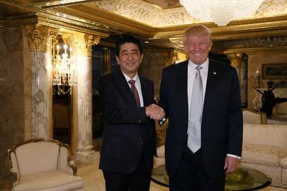 Shinzo Abe (kairėje) ir Donaldas Trumpas (dešinėje) 