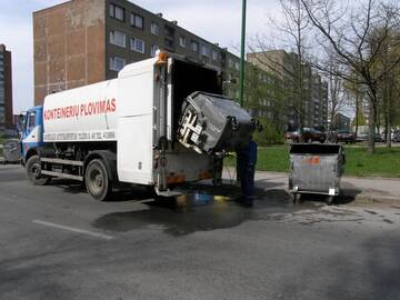 Buitinių atliekų konteineriai vasarą turi būti plaunami ne rečiau kaip kartą per mėnesį