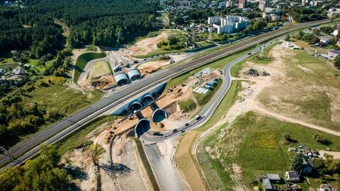 Artimiausius du mėnesius ties Amalių pervaža eismą ribos šviesoforai.