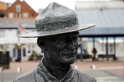 Įamžinimas: pasaulinio skautų judėjimo lyderis R. Baden-Powellas 1933 m. lankėsi Lietuvoje ir Palangoje, tad jo garbei kurorte nuspręsta pavadinti alėją.