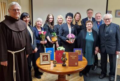 Padėkos: I. Kanto bibliotekoje vieną advento vakarą susitikę bendraminčiai ir kilnių idėjų įgyvendintojai nusifotografavo atminimui.