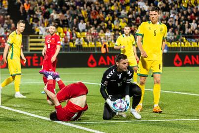 Gelbėtojas: kai kurias Turkijos futbolininkų (raudonos spalvos apranga) atakas nutraukė vartininkas E.Šetkus.