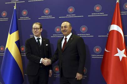 Turkijos užsienio reikalų ministras Mevlut Cavusoglu (dešinėje) ir Švedijos užsienio reikalų ministras Tobias Billstrom (kairėje)