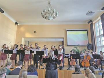 Scenoje: gimnazistai Vasario 16-ąją šventė muzikuodami.