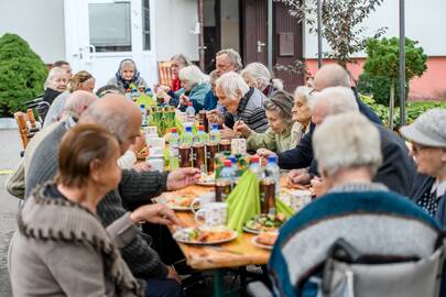 Skonis: Čekiškės socialinės globos namų gyventojai smalsiai ragavo turkiškų patiekalų.