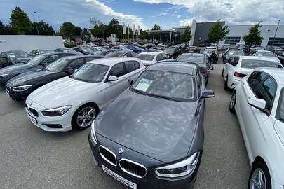 Požymiai: jei teigiama, kad automobilio negalima apžiūrėti, nes jis dar yra užsienyje, bet skubiai prašoma avanso, nes juo domisi daug pirkėjų, sukluskite.