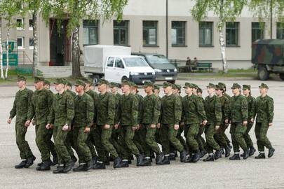 Svarbu: į nuolatinę privalomąją pradinę karo tarnybą šaukiami 18–38 metų vyrai.