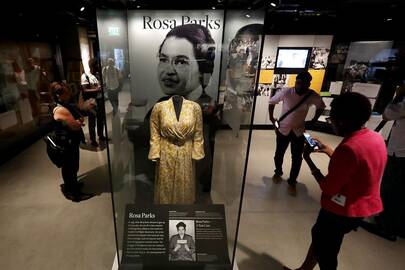 1955 m. juodaodė Rosa Parks atsisakė užleisti savo vietą autobuse baltaodžiui. Ji buvo suimta, o Amerikoje prasidėjo pilietiniai judėjimai