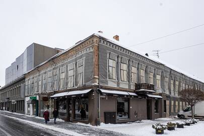 Laukia: Laisvės alėjos ir Vasario 16-osios gatvės kampinis pastatas laukia renovacijos.