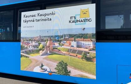 Tradiciška: užsienyje autobusai buvo papuošti Kauno pilies plakatais.