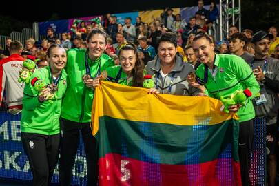 Čempionės: 2023 m. Europos žaidynių aukso medalius iškovojusi Lietuvos trijulių krepšinio (3 prieš 3) moterų rinktinė – G. Šulskė, G. Labuckienė, M. Petrėnaitė ir K. Nacickaitė – triumfavo kartu su LTOK prezidente D. Gudzinevičiūte (antra iš dešinės).