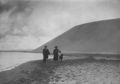 Klaipėdos fotografo Makso Ehrhardto šeima Kuršių nerijoje. 1922 m. Nežinomas autorius.