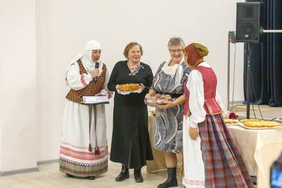 Aktyvi: R. Bukauskienė (antra kairėje) dalyvauja Raudondvario kultūros centro veikloje.