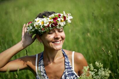 Tradicija: nors Joninių šventė vyks tik kitą savaitgalį, merginos visą vasarą pina gėlių vainikus.