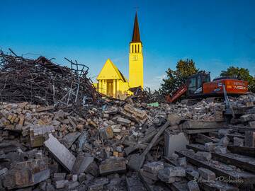 Liekanos: Gargždų centre akį traukiantys vaizdai – griaunamas sovietinių laikų paštas.