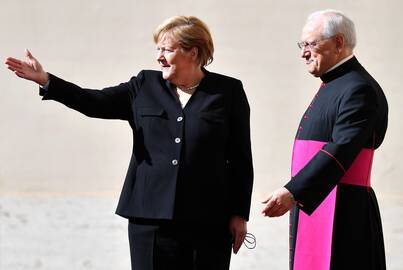 Angela Merkel ir monsinjoras L. Sapienza.