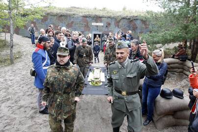 Sukaktis: minėdami 80 metų karo įtvirtinimų "Memel-Nord" įkūrimo metines, istorijos entuziastai šventė skanaudami ypatingą tortą.