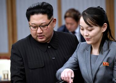 Kim Jong Unas ir jo sesuo Kim Yo Jong